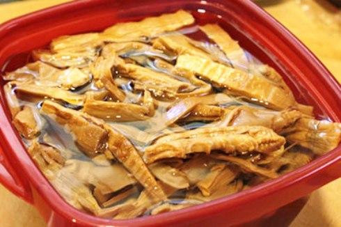 Măng khô chỉ nên ngâm từng ít một, ăn trong 2 - 3 ngày, hết lại nấu tiếp để dùng. Nếu lỡ ngâm nhiều không dùng hết thì 2-3 ngày phải thay nước một lần.