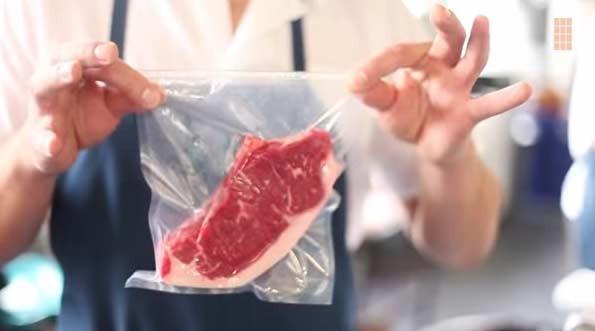 Các loại thịt tươi sống khi mua về cần được bảo quản ở ngăn đá để có thể giữ được lâu ngày. Cần làm sạch trước khi cho những thực phẩm này vào hộp, bịch nilông, sau đó buộc kín và cất vào ngăn đá. Khi cần chế biến món ăn nào thì lấy ra rã đông và sử dụng. Sau khi rã đông, thức ăn cần nấu hết.