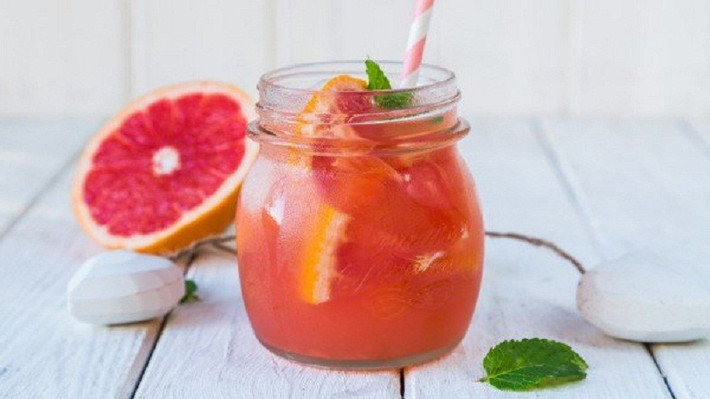 Nước dâu tây và bưởi là loại đồ uống detox giúp bạn nhanh chóng lấy lại bụng phẳng. Theo Health, dâu tây chứa hàm lượng chất xơ cao giúp ngăn chặn sự thèm ăn và điều chỉnh lượng đường trong máu. Dâu tây cũng chứa anthocyanin và axit ellagic giúp giảm cân.