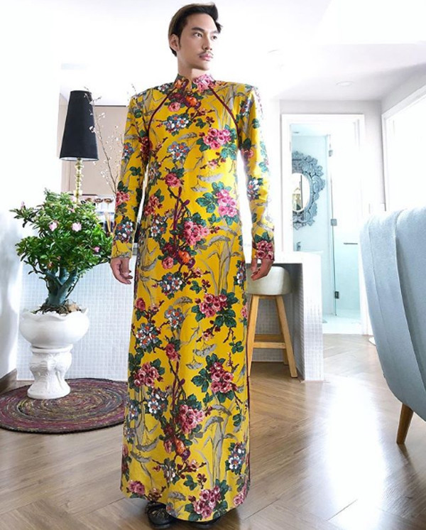 Lý Quí Khánh với chiếc áo dài thiết kế đặc biệt dành riêng cho mình. Chiếc áo dài họa tiết hoa trên nền vải vàng rực rỡ được NTK cắt may khá tinh tế.