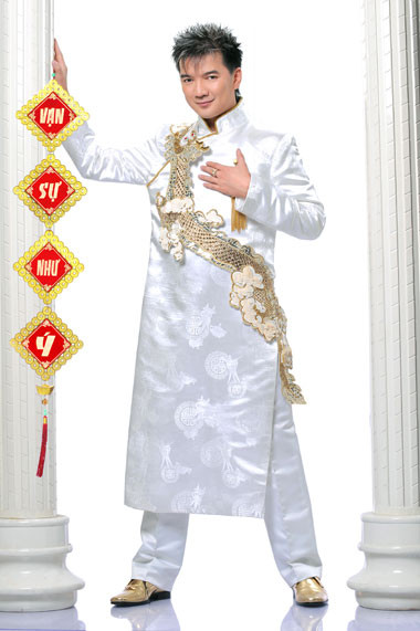 Nam ca sĩ Đàm Vĩnh Hưng sang trọng, quý phái với áo dài họa tiết rồng quấn quanh thân.