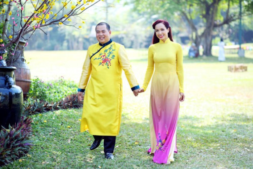Vợ chồng Minh Khang - Thúy Hạnh diện áo dài gam vàng nổi bật.