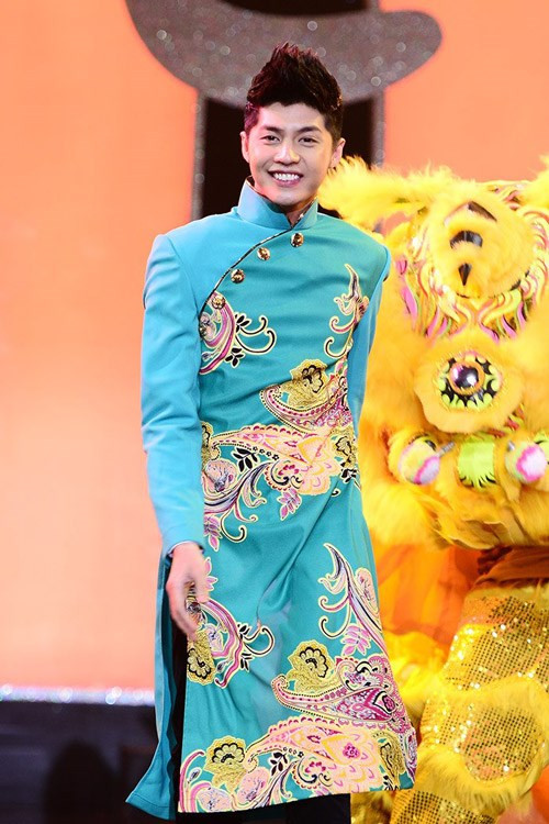 Noo Phước Thịnh với áo dài danh nổi bật kèm họa tiết hoa đặc trưng ngày Tết. Nguồn ảnh: Internet.