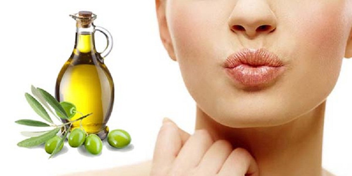 Dầu ô liu: Thành phần gồm 2 giọt dầu ô liu, 1 muỗng thìa cà phê mật ong, 1 viên vitamin E. Cách làm: Trộn dầu ô liu, mật ông và lấy khoảng 2 giọt vitamin E (lấy trong viên nang) và trộn kỹ. Sau đó, dùng hỗn hợp này bôi một lớp dày lên môi để khoảng 15 phút và rửa sạch. Duy trì mặt nạ này 1,2 lần/tuần, bạn sẽ có đôi môi mềm mại, chấm dứt hẳn tình trạng nứt nẻ.