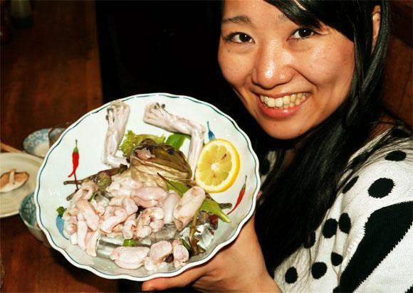 Khi thực khách đặt món, đầu bếp nhà hàng lập tức sơ chế con ếch sống bằng cách chặt đầu, loại bỏ nội tạng và lột da khi chúng còn sống “nhăn răng”. Sau vài phút, toàn bộ phần thịt của con ếch xấu số đã nằm gọn trong một bát đá lạnh với một lát chanh.