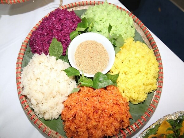 Xôi ngũ sắc là món ăn của dân tộc Tày vào dịp năm mới. Người Tày ở Tuyên Quang cho rằng mâm xôi ngũ sắc sặc sỡ sẽ tượng trưng cho sự thịnh vượng của họ. Ảnh: Internet.
