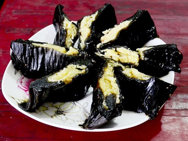 Bánh gai Chiêm Hóa mang hương vị đặc trưng rất riêng mà không ở nơi nào có. Hầu hết du khách có dịp đi qua thị trấn Vĩnh Lộc (Chiêm Hóa) đều mua loại đặc sản này về làm qua.
