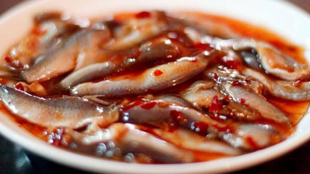 Mắm cá ruộng Chiêm Hóa là đặc sản ngon khó cưỡng của đồng bào dân tộc Tày từ bao đời nay. Để làm ra một hũ mắm cá, đòi hỏi khá công phu, phải mất 3 tháng nuôi cá ở ruộng và 10 tháng ủ men làm mắm.