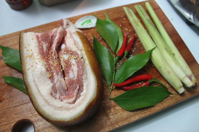Thịt lợn đen Tuyên Quang nổi tiếng với vị thịt thơm, săn chắc, khi nấu không có nước, bì giòn…Lợn đen có lượng mỡ và nạc cân bằng nên rất được ưa chuộng.