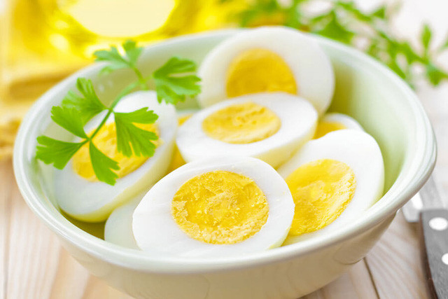 Trứng: Bữa sáng với trứng cung cấp đầy đủ năng lượng cho các hoạt động trong ngày và hỗ trợ bạn hiệu quả trong quá trình giảm mỡ bụng.