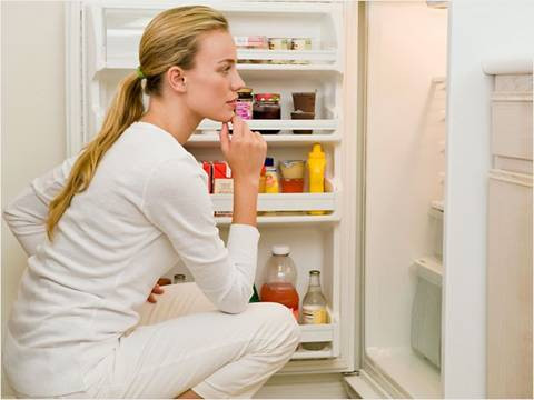 Khi bạn mở tủ lạnh: Khi bạn đi đến mở tủ lạnh để tìm đồ ăn không có nghĩa là bạn không thể đốt cháy calo. Mỗi lần đến tủ lạnh, bạn hãy thực hiện 15 lần đứng lên ngồi xuống (chú ý giữ tư thế ngồi xổm thấp nhất có thể).