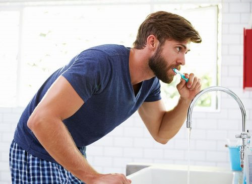 Khi bạn đánh răng: Khi đánh răng, thay vì nhìn chằm chằm vào gương, bạn hãy thử kết hợp một số bài tập squats đá chân.