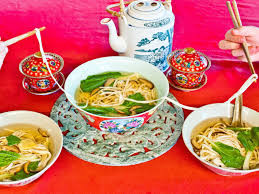 Những sợi mì được làm bằng loại bột đặc biệt, sau khi cán mỏng, mì sẽ được cắt thành sợi nhỏ, đan chéo và phơi dưới nắng vài giờ đồng hồ. Thời tiết sẽ mang tính quyết định việc ngon hay dở của sợi mì, trời nắng đẹp thì mì sẽ nhanh khô và ngon hơn nhiều.
