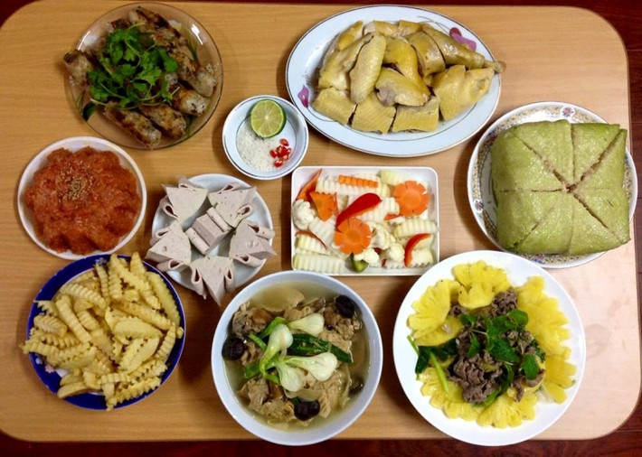Dù cỗ mặn hoặc chay cũng đầy đủ các món đặc trưng của mâm cúng ngày Tết như món luộc, xào, canh, miến, rượu.
