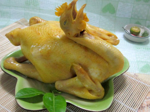 Nếu cúng mặn thì mâm cơm không thể thiếu con gà trống. Theo đó, con gà cúng phải to, tròn, chắc nịch, có đôi chân đẹp và được bày biện cẩn thận.