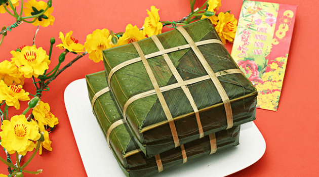 Bánh chưng là món không thể thiếu trong mâm cúng hóa vàng. Đó là vật phẩm của trời đất, dâng tặng những tinh tú cho ông bà tổ tiên. Với người miền Nam, bánh chưng được thay bằng bánh tét tròn.