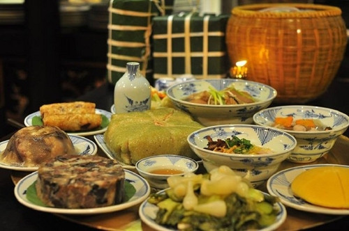 Trong mâm cỗ hóa vàng, phải có đầy đủ gà, các món luộc, xào, canh, miến, rượu và mâm ngũ quả, bánh kẹo, cau trầu. Đặc biệt, vàng mã, tiền âm phải được chuẩn bị chu đáo để Tổ tiên có đủ "lệ phí" về trời.