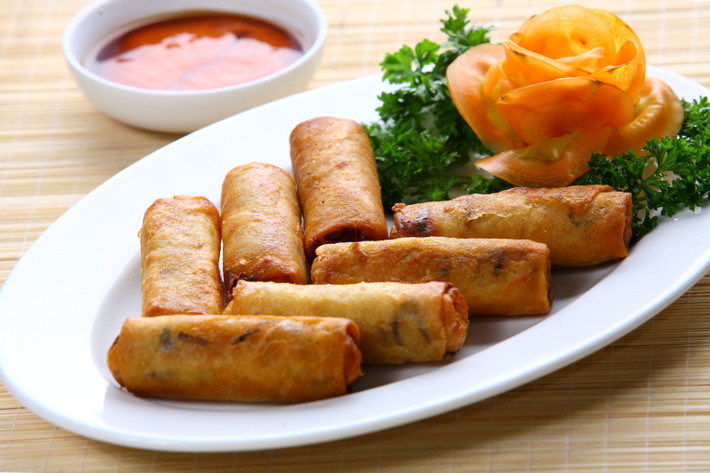 Nem rán cũng là món ăn quen thuộc thường xuất hiện trong mâm cỗ người Việt.