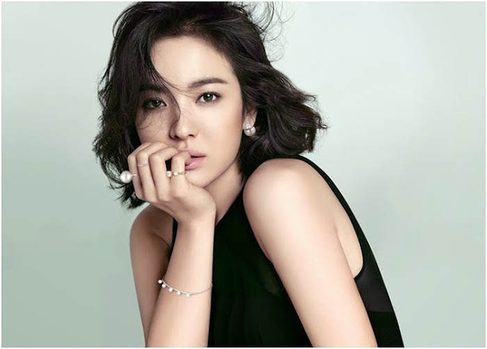 Song Hye Kyo thường dùng mặt nạ để chăm sóc da. Nữ chính phim Hậu duệ mặt trời thích dùng mặt nạ làm từ nguyên liệu thiên nhiên quen thuộc có sẵn trong nhà bếp để làm đẹp.