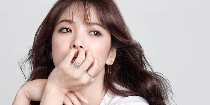 Ngoài ra, cô cũng thường dùng lòng trắng trứng giúp se lỗ chân lông do làm sạch dầu trên da, làm da đàn hồi tốt, trắng mịn màng hơn.