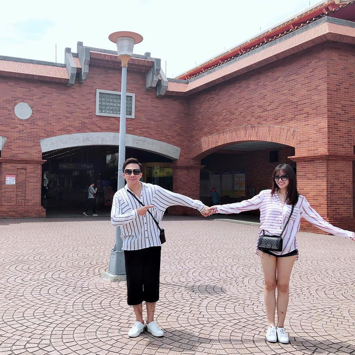 Nếu không diện áo đôi thì họ cũng chọn trang phục có họa tiết giống nhau.