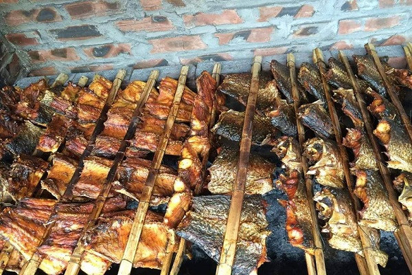 Cá nướng Thái Xuyên là món quà quê không cần phải để tủ lạnh, cứ để yên trong nẹp tre, treo lên cũng được cả tháng trời. Miếng cá nướng, khi ăn cũng không cần phải “tôi” qua lò vi sóng.