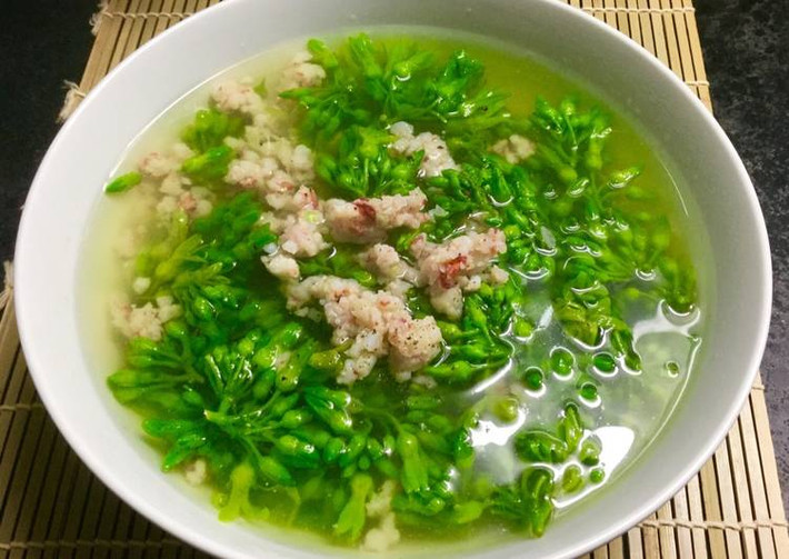 Một trong những món ăn phòng chữa bệnh trĩ được nhiều người lựa chọn là món canh bông lý: Bông lý 150g, tôm sú lột vỏ 50g, đậu hũ 50g thêm hành gia vị vừa đủ nấu canh ăn.