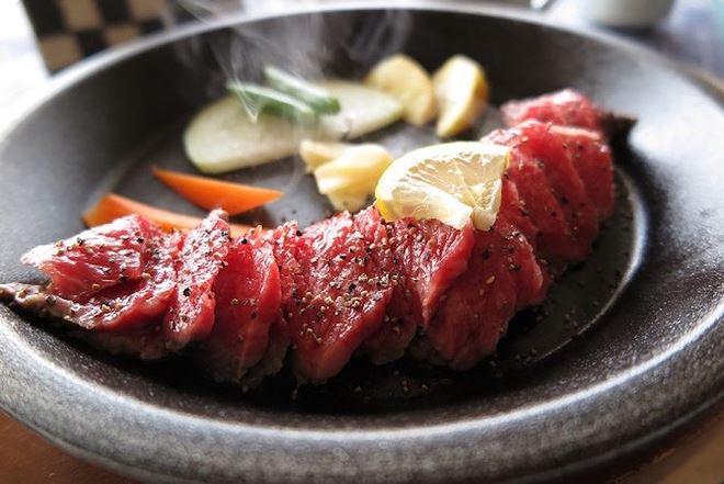 Phi lê bò Kobe: Nhà hàng Seafire Steakhouse & Bar tại Atlantis The Palm phục vụ suất thăn bò Kobe 350g với giá 270 USD (khoảng 6 triệu đồng). Loại thịt bò quý hiếm này được xếp vào hàng wagyu ngon nhất thế giới, nhập khẩu trực tiếp từ tỉnh Hyōgo, Nhật Bản (wagyu là tên gọi chung của các giống bò Nhật Bản). Bò tại đây được nghe nhạc cổ điển, uống bia và massage hàng ngày bằng rượu gạo. Ảnh: Pxabay.