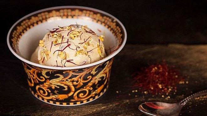 Kem kim cương đen: Scoopi Café được cho là món kem đắt nhất thế giới, chế biến từ kem đậu vanilla của Madagascar, nghệ tây Iran, nấm truffle Italy và phủ vàng lá phía trên. Du khách có thể thưởng thức món tráng miệng này với giá 820 USD (18,7 triệu đồng) và mang về nhà chiếc muỗng hiệu Versace phục vụ kèm ly kem. Ảnh: Arabiya.