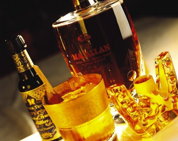 Cocktail giá 7.438 USD (khoảng 169 triệu đồng): Thức uống đắt đỏ mang tên 27.321, do chỉ có ở tầng 27 của khách sạn Burj Al Arab (Dubai), độ cao 321 m. Loại cocktail này không chứa vàng, mà có rượu mạch nha 55 năm tuổi, rượu ngâm thảo mộc, đường chanh leo làm thủ công, và đá viên làm bằng nước lấy từ nhà máy chưng cất Macallan ở Scotland. Thức uống được rót vào chiếc cốc 18 carat vàng với một miếng gỗ sồi. Uống xong, khách hàng được mang cốc về. Ảnh: Foodbeast.