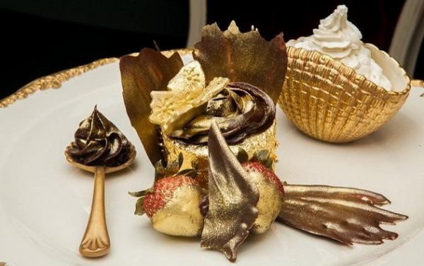 Bánh cupcake giá 1.007 USD (khoảng 23 triệu đồng): Chiếc bánh có tên Golden Phoenix (Phượng hoàng vàng), được dát bằng 23 carat vàng, đậu vani Ugandan, chocolate Italy, và những trái dâu tây nhúng vàng. Thời gian để làm được chiếc bánh này là 48 tiếng.