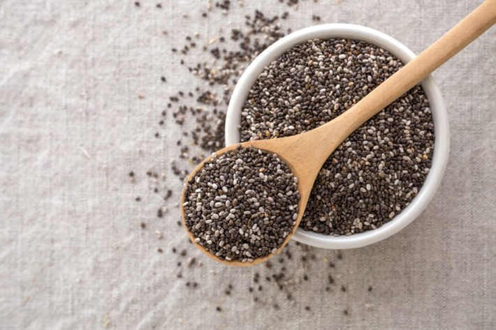 Hạt chia: 2 muỗng canh hạt chia chứa khoảng 6 gram protein. Hạt chia cũng là nguồn dồi dào axit alpha-linolenic (ALA), một loại axit béo omega-3 có lợi cho sức khỏe giúp kích thích hormone leptin, đốt cháy chất béo dư thừa trong cơ thể.