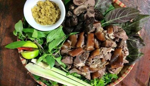 Thịt chó là một thực phẩm giàu đạm nhưng đây lại là món ăn kiêng kỵ dịp Tết bởi hầu hết mọi người tin rằng món này tượng trưng cho sự xui xẻo, xúi quẩy.