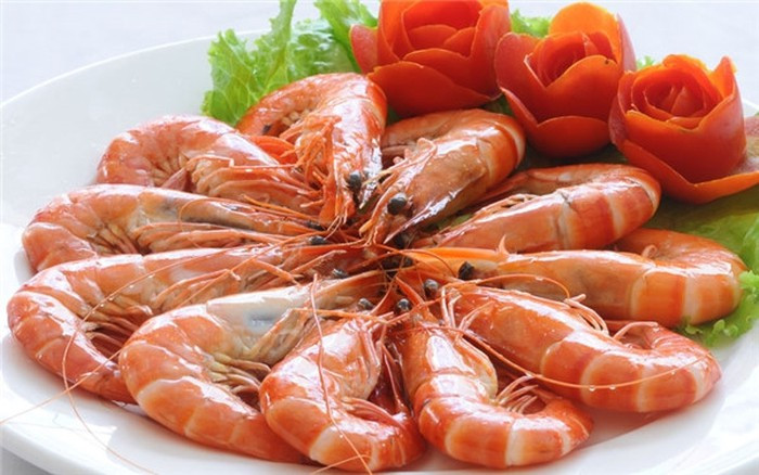 Đa phần người miền Nam rất ít ăn tôm vào ngày đầu năm bởi họ cho rằng tôm đầu to và đi giật lùi nên ăn vào sẽ khó “đầu xuôi, đuôi lọt”. Mọi việc trong năm mới sẽ không thể thuận buồm xuôi gió, không thăng tiến và phát tài phát lộc được.