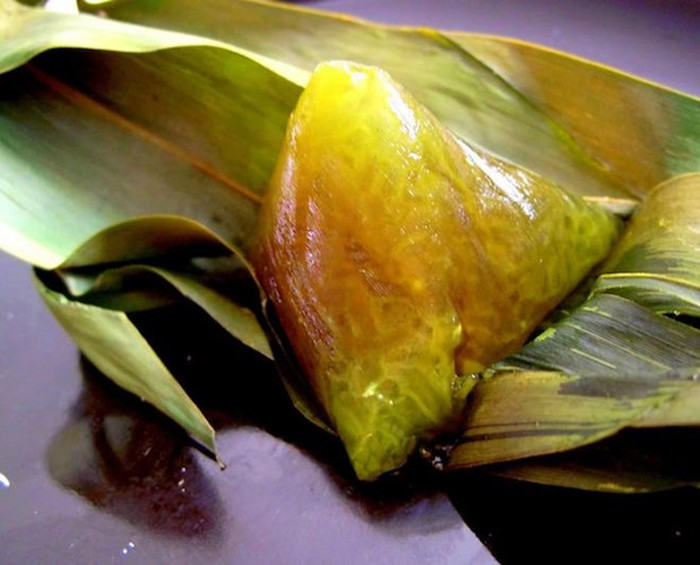 Bánh tro Đình Tổ: Bánh tro nơi đây có vị thơm mát, ngọt ngào, hình dáng bé xinh mềm mại, một lần được thưởng thức thứ quà quê này chắc chắn sẽ khiến du khách nhớ mãi dư vị của nó. Bánh tro ăn kèm với mật mía hoặc đường càng làm cho mùi vị trở nên ngọt ngào, hấp dẫn. Ảnh: Danviet.