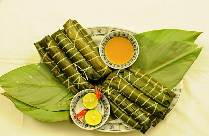 Bánh tẻ làng Chờ: Ai từng ăn bánh răng bừa (hay còn gọi là bánh tẻ), một thứ quà quê nổi tiếng của thị trấn Chờ, huyện Yên Phong, tỉnh Bắc Ninh, sẽ không thể nào quên được vị ngọt từ thịt, mùi thơm của hành, cái giòn của mộc nhĩ và sự dẻo thơm của bột bánh. Bánh tẻ ăn lúc còn nóng vừa có độ giòn lại vừa đậm đà. Ảnh: Dacsanthonque.