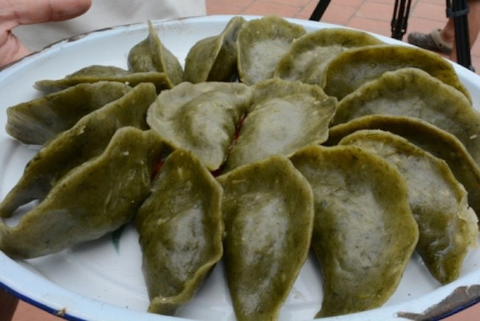 Bánh khúc làng Diềm: Đây là một trong những món ngon của Bắc Ninh mà bạn nên thử. Bánh khúc làng Diềm có 2 loại: nhân hành và nhân đỗ. Bánh khúc thường được người dân làng Diềm nặn với 2 hình thức: tròn như bánh rán hoặc hình tai voi. Ảnh: Danviet.