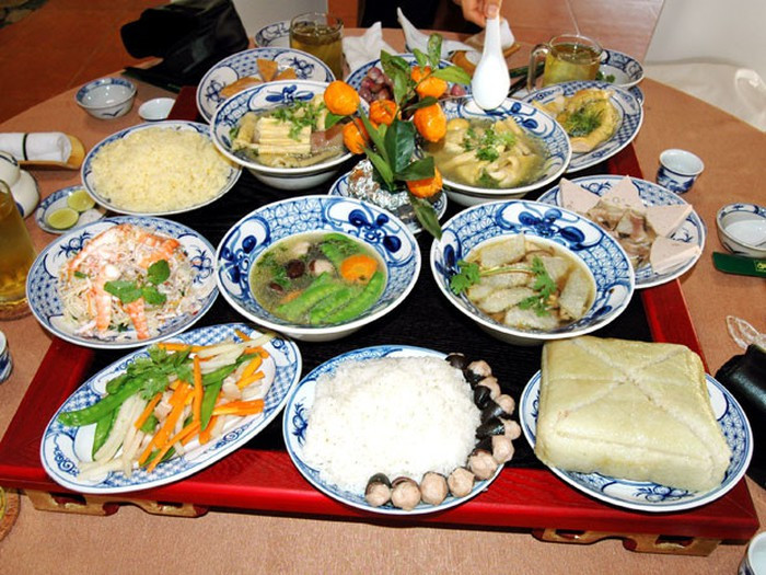 Cỗ chay Đào Xá: Hàng năm, cứ vào ngày hội chùa (mồng 7 tháng Giêng) dân làng Đào Xá lại làm cỗ chay đãi khách. Cỗ chay Đào Xá gồm bánh chưng, bánh rợm, bánh rán, bánh cắp, một đĩa giò, 4 bát nấu, 5 bát cháo cái... Trong những món ăn chay nói trên, bánh cắp và cháo cái là hai món đặc trưng, không thể thiếu trên mâm cỗ chay Đào Xá. Ảnh: TL.