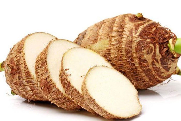 Cân bằng đường huyết: Ăn khoai môn cũng hỗ trợ cân bằng lượng đường huyết, giảm và kiểm soát lipid và triglyceride, do đó giúp giảm cân và duy trì chỉ số khối cơ thể - BMI. Khoai môn cung cấp các chất dinh dưỡng như protein, canxi, thiamine, phốt pho, riboflavin, niacin và vitamin C, để duy trì làn da tốt và sức khỏe tổng thể.