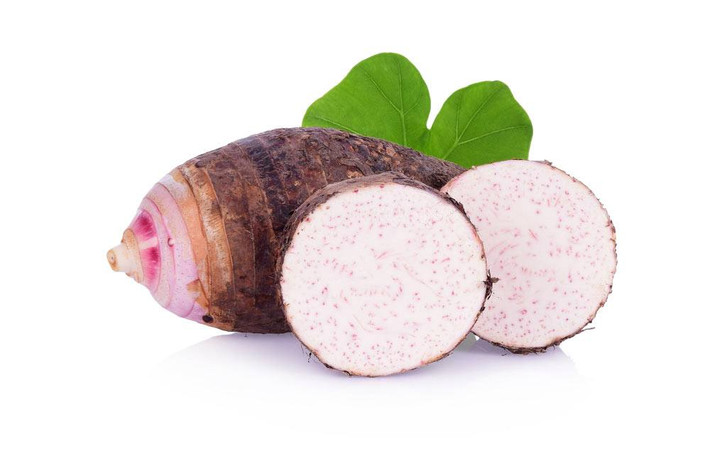 Tăng cường lưu thông máu: Khoai môn chứa tinh bột kháng, đây là tinh bột không được tiêu hóa đúng cách trong ruột non và được đưa vào ruột già. Kháng tinh bột hoạt động như một chất nền tốt tạo điều kiện cho quá trình lên men và sản xuất axit béo. Nó có vô số lợi ích sức khỏe như tang lưu thông máu, hạn chế tối thiểu tắc nghẽn.