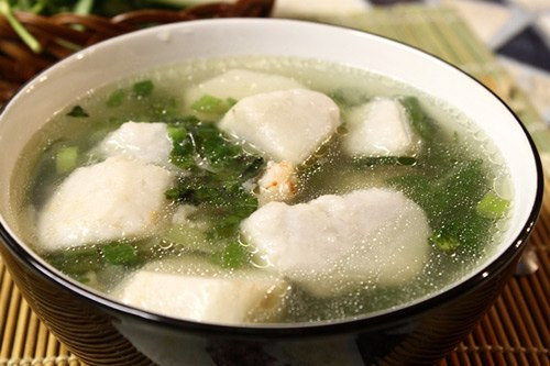 Cải thiện sức khỏe tiêu hóa: Khoai môn có hàm lượng chất xơ cao. Chúng là nguồn thiết yếu để cải thiện sức khỏe tiêu hóa vì nó giúp phân di chuyển dễ dàng qua ruột. Bổ sung đủ chất xơ giúp ngăn ngừa táo bón và hội chứng ruột kích thích.