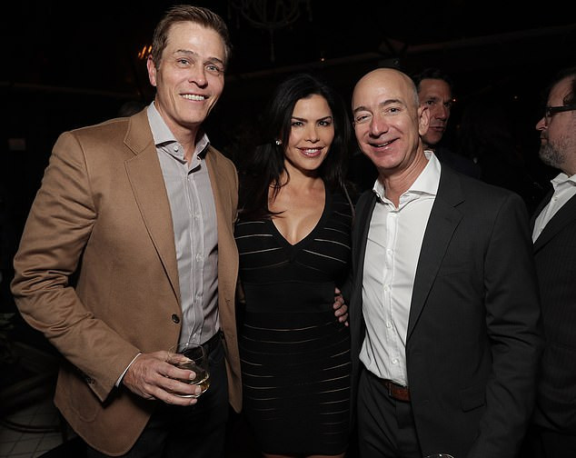 Người tình của CEO Amazon sở hữu vẻ đẹp sắc sảo cùng gu thời trang nóng bỏng. Trong ảnh là tỷ phú Jeff Bezos với Sánchez và chồng cô dự tiệc năm 2016.