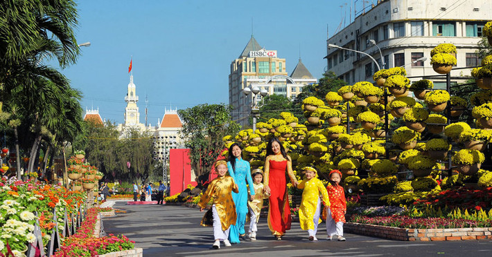 Hiện nay, nhiều chuyên gia y tế và chuyên gia thể dục thẩm mỹ khẳng định rằng đi bộ có thể giúp mọi người giảm cân. Do vậy, bạn có thể giữ dáng ngày Tết bằng cách đi bộ du xuân đúng cách.
