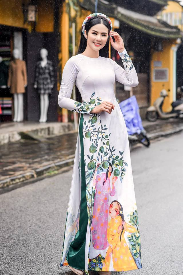 Là một trong số ít những hoa hậu có khả năng tự thiết kế áo dài và có hẳn một cửa hàng áo dài riêng, Hoa hậu Việt Nam 2010 Ngọc Hân có một tình yêu áo dài tha thiết.