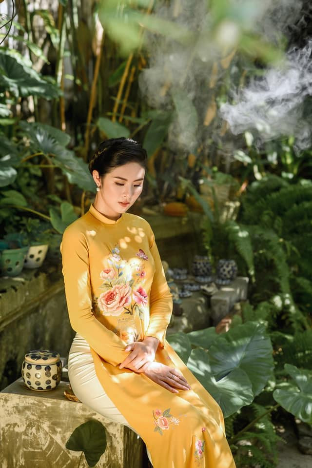 Chính vì vậy, người hâm mộ có thể thường xuyên bắt gặp những hình ảnh Hoa hậu Ngọc Hân mặc áo dài duyên dáng.