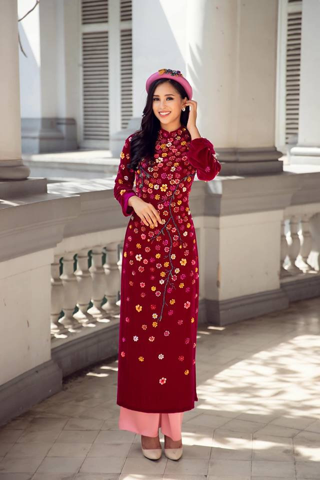 Tiểu Vy khá ưu ái các mẫu áo dài truyền thống.