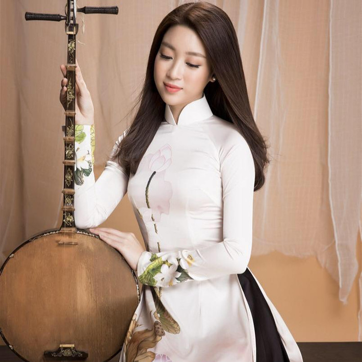 Nàng hoa hậu trẻ khoe vẻ đẹp tinh khôi trong tà áo dài trắng thướt tha.