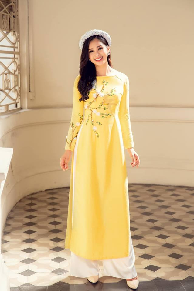 Tiểu Vy đẹp rạng ngời trong tà áo dài vàng thướt tha.