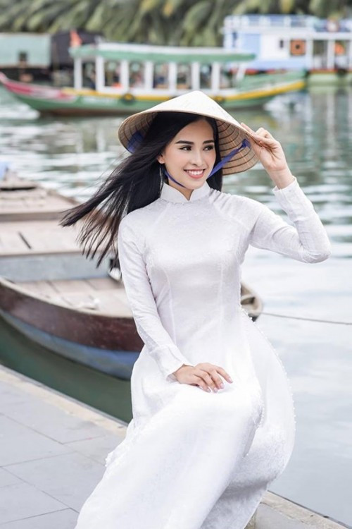 Hoa hậu Việt Nam 2018 Trần Tiểu Vy diện áo dài trắng mong manh toát lên vẻ đẹp dịu dàng đến ngẩn ngơ.