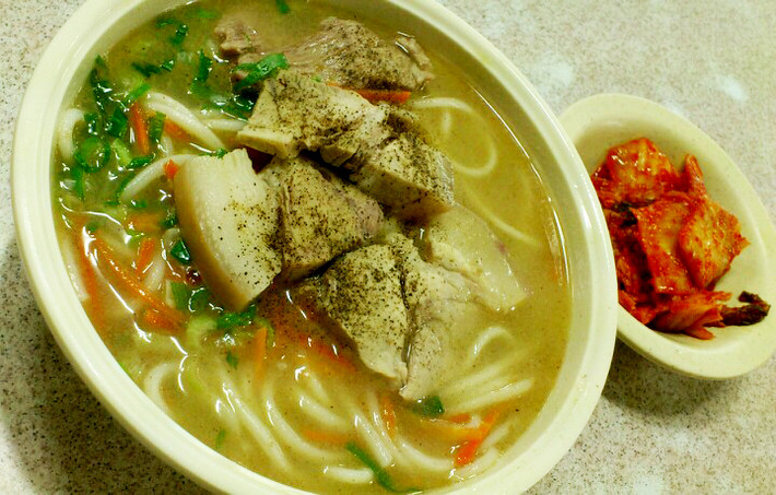 Một số loại rau phổ biến mà bạn có thể gặp được ngoài những khu chợ ở Hàn Quốc hay được thưởng thức những món ăn chế biến từ chúng trong mùa xuân này có thể kể đến như Ngải Cứu (Ssuk), Dương Xỉ (Gosari), Hành Dại (Dalle) và Rau Tề (Naengi).